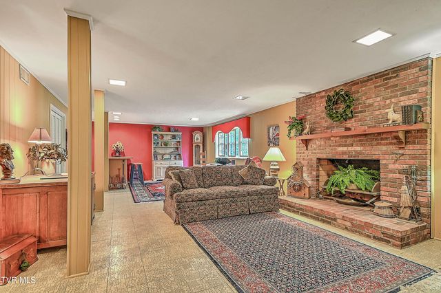 400 Oakmont Drive, Kingsport, TN 37663