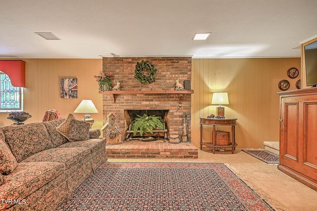 400 Oakmont Drive, Kingsport, TN 37663