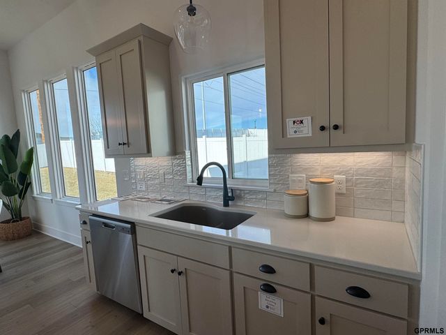 12006 S 113 Avenue Circle, Papillion, NE 68046