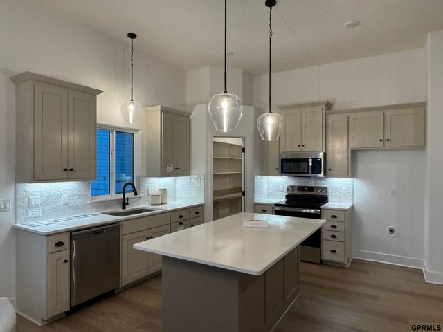 12006 S 113 Avenue Circle, Papillion, NE 68046