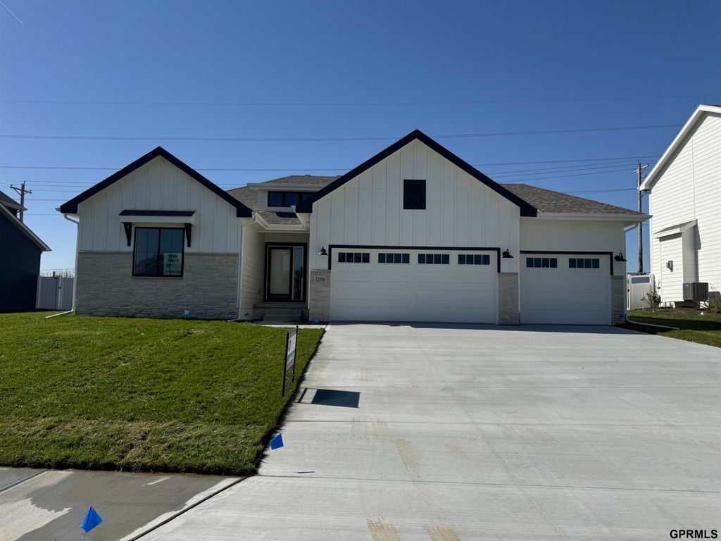 12006 S 113 Avenue Circle, Papillion, NE 68046