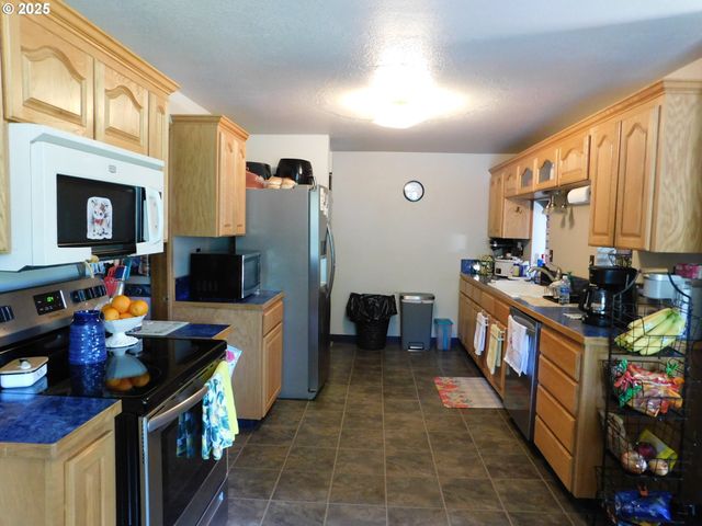 231 Ne DARRELL Ave, Winston, OR 97496