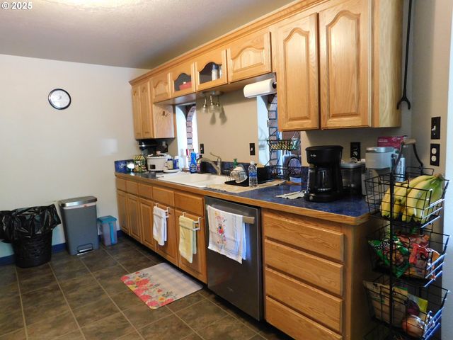 231 Ne DARRELL Ave, Winston, OR 97496