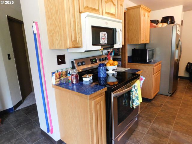 231 Ne DARRELL Ave, Winston, OR 97496