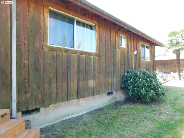 231 Ne DARRELL Ave, Winston, OR 97496