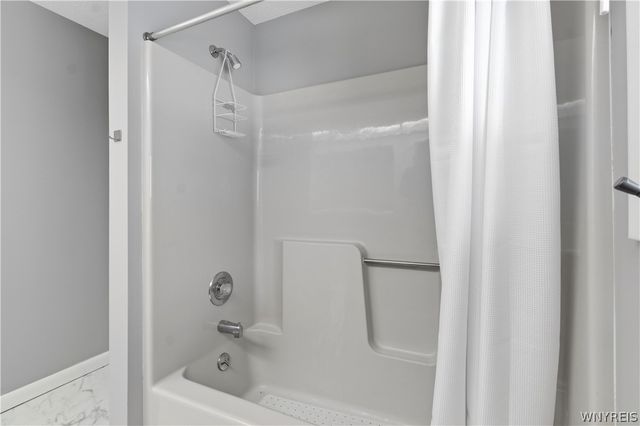 193 Breezewood Common, Amherst, NY 14051