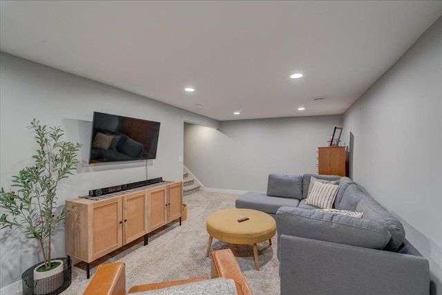 518 2nd Avenue, New Glarus, WI 53574