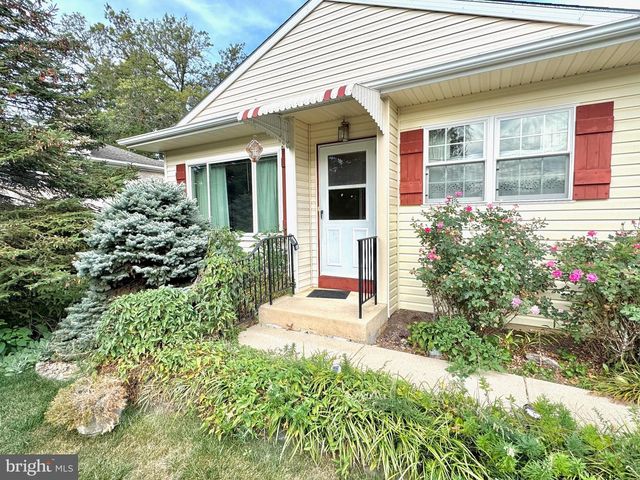 1653 OAK ST, Lebanon, PA 17042