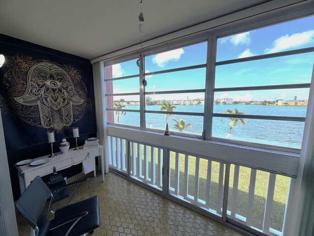 18555 NE 14th Avenue 612, Miami, FL 33179