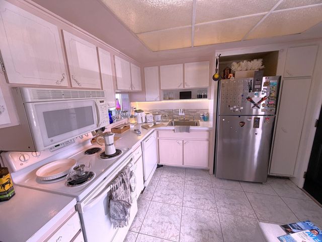 18555 NE 14th Avenue 612, Miami, FL 33179