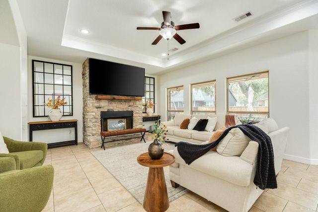 2280 Riveroaks Drive, West Columbia, TX 77486