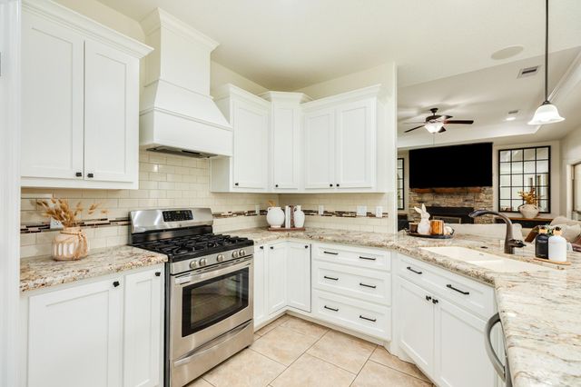 2280 Riveroaks Drive, West Columbia, TX 77486