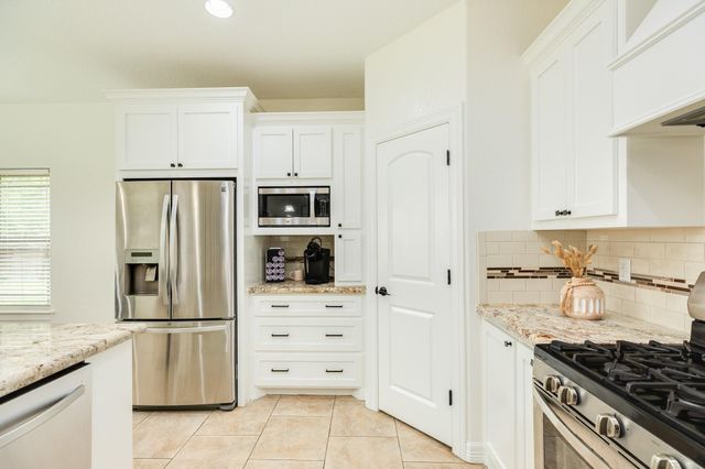 2280 Riveroaks Drive, West Columbia, TX 77486