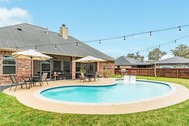 2280 Riveroaks Drive, West Columbia, TX 77486