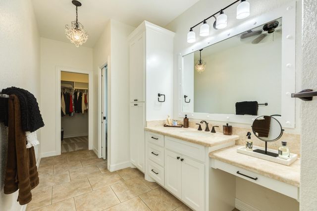 2280 Riveroaks Drive, West Columbia, TX 77486