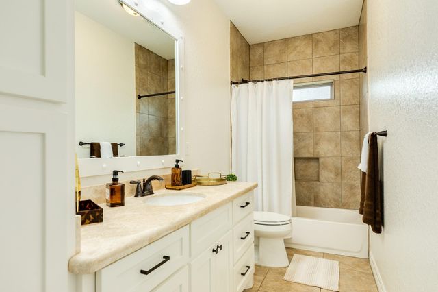 2280 Riveroaks Drive, West Columbia, TX 77486