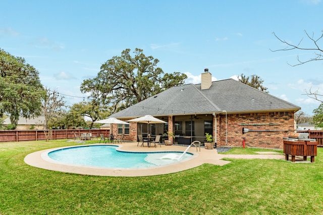 2280 Riveroaks Drive, West Columbia, TX 77486