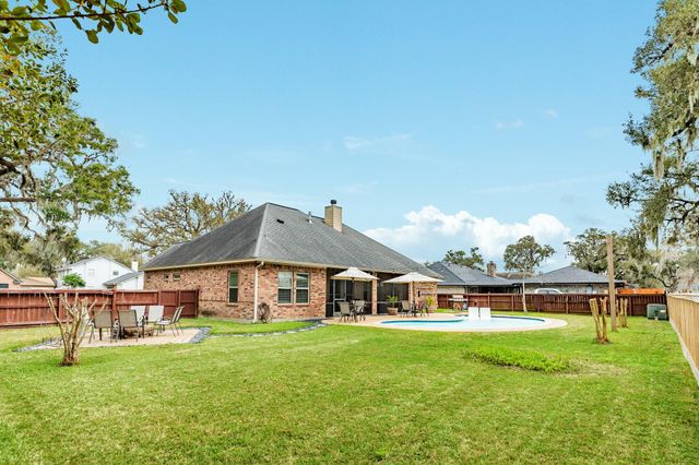 2280 Riveroaks Drive, West Columbia, TX 77486