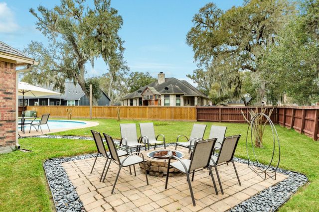 2280 Riveroaks Drive, West Columbia, TX 77486