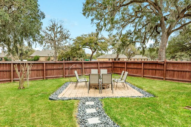 2280 Riveroaks Drive, West Columbia, TX 77486