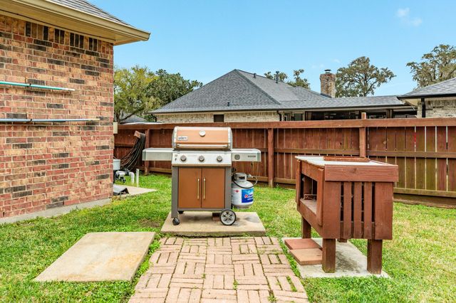 2280 Riveroaks Drive, West Columbia, TX 77486