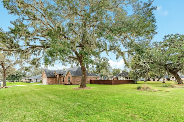 2280 Riveroaks Drive, West Columbia, TX 77486