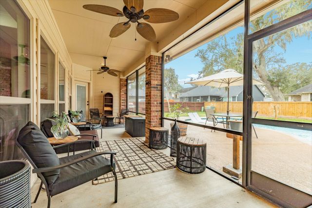 2280 Riveroaks Drive, West Columbia, TX 77486