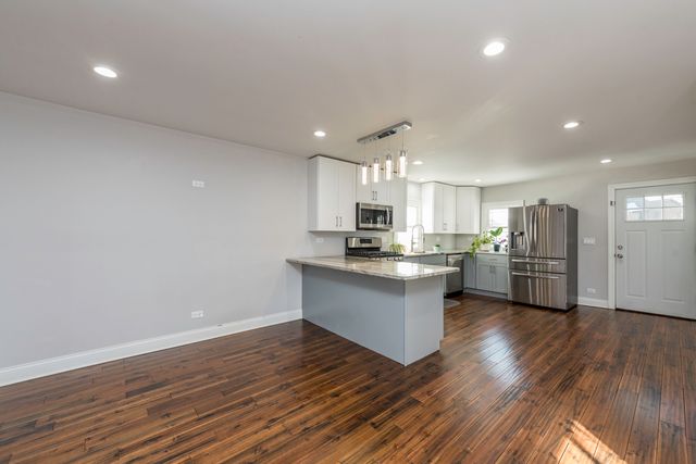 33715 N Lake Shore Drive, Grayslake, IL 60030