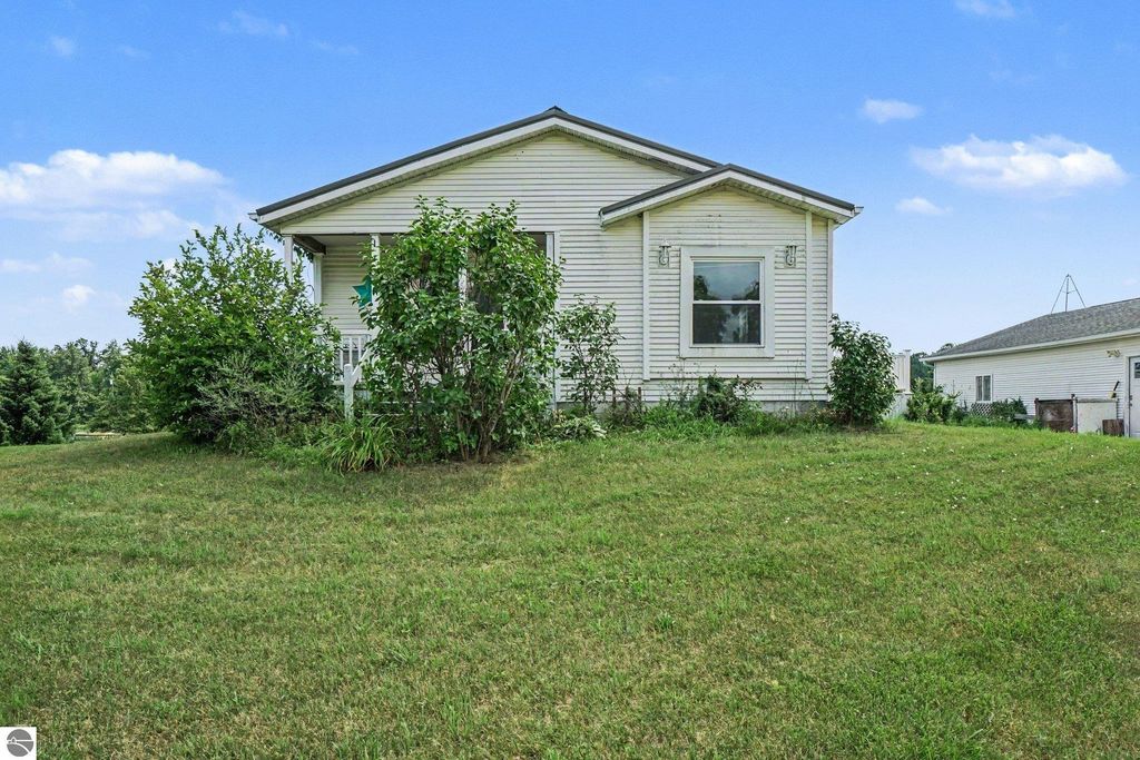 Image 2 of property listing at 1448 E Walton Road, Shepherd, MI 48883