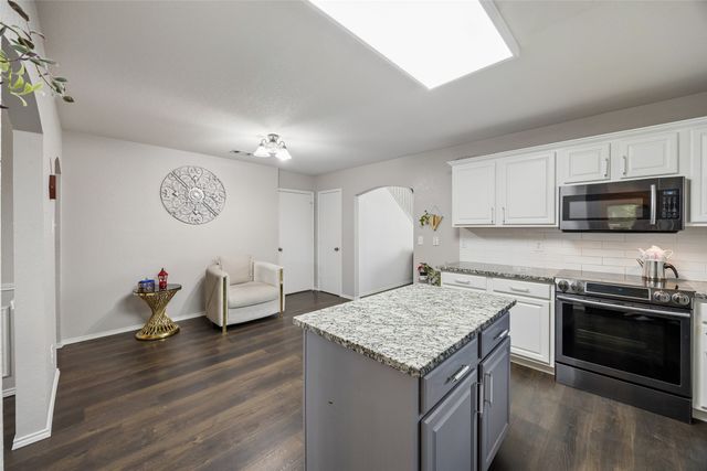 9087 River Falls Drive, Fort Worth, TX 76118