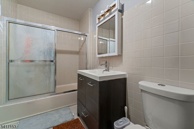 108 Jefferson Pl, Totowa Boro, NJ 07512