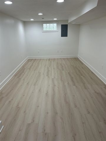864 Carrier Creek Boulevard, Grand Rapids, MI 49503