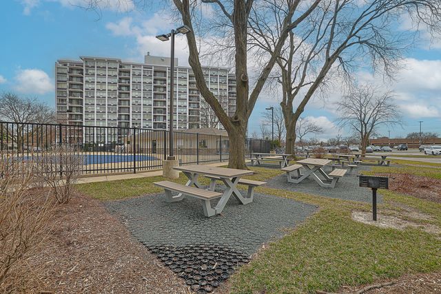 8815 W Golf Road 6I, Niles, IL 60714