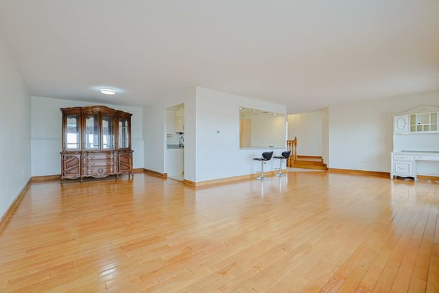 8815 W Golf Road 6I, Niles, IL 60714