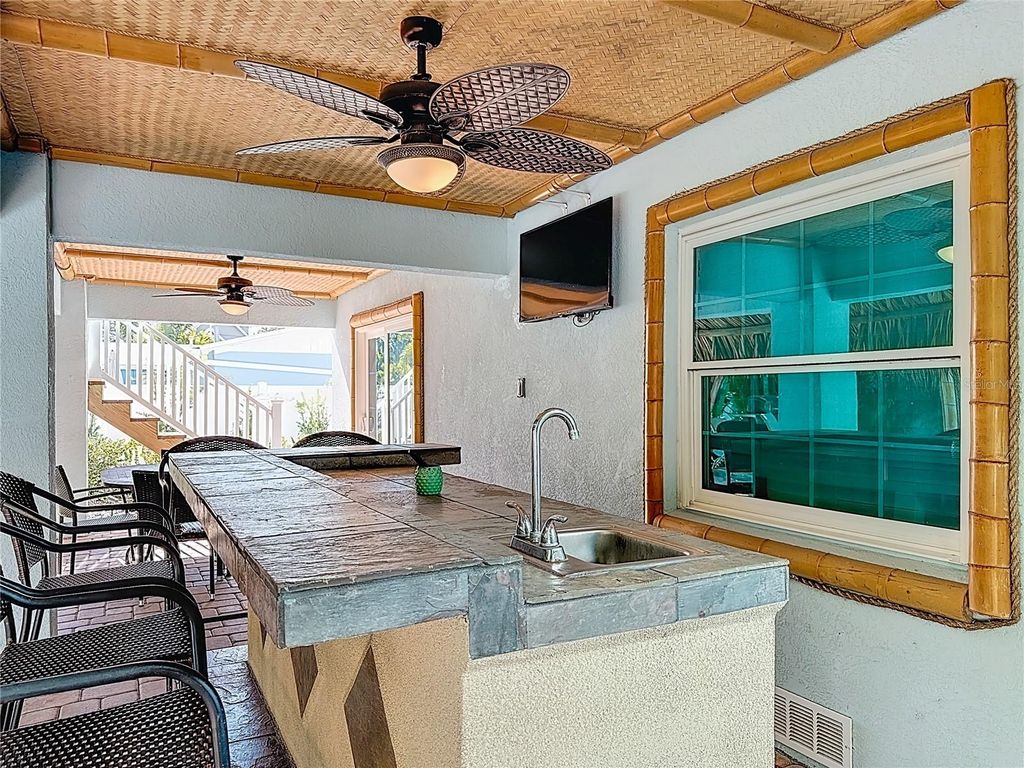 Image 16 of property listing at 4805 2ND AVENUE, Holmes Beach, FL 34217