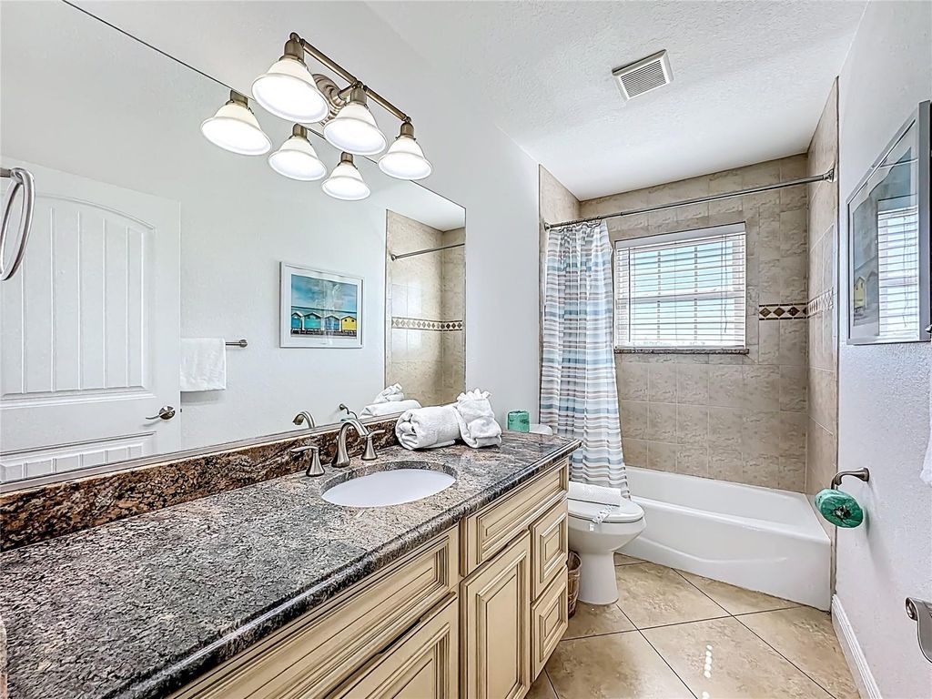 Image 37 of property listing at 4805 2ND AVENUE, Holmes Beach, FL 34217