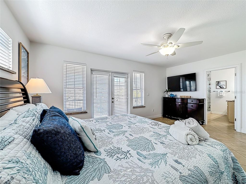 Image 38 of property listing at 4805 2ND AVENUE, Holmes Beach, FL 34217