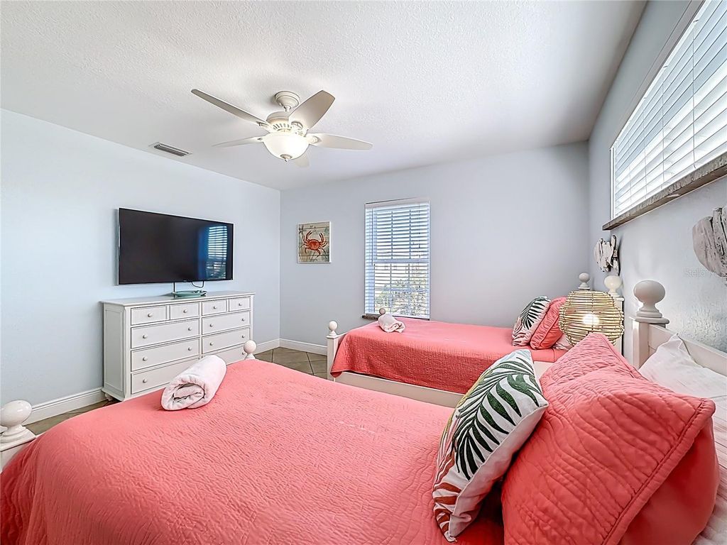 Image 45 of property listing at 4805 2ND AVENUE, Holmes Beach, FL 34217