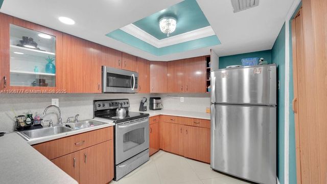 6 Spinning Wheel Ln, Tamarac, FL 33319