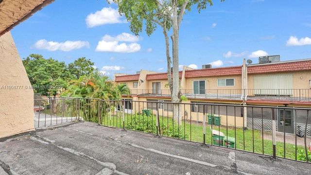 6 Spinning Wheel Ln, Tamarac, FL 33319