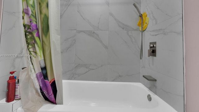 6 Spinning Wheel Ln, Tamarac, FL 33319