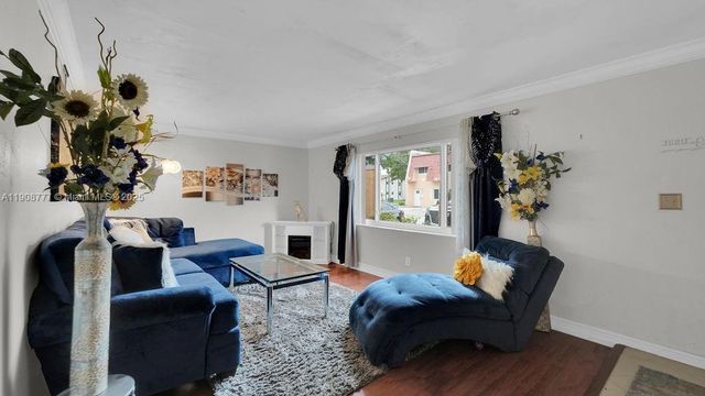 6 Spinning Wheel Ln, Tamarac, FL 33319