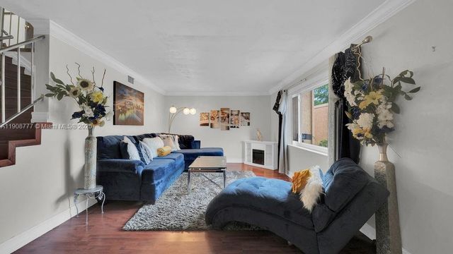 6 Spinning Wheel Ln, Tamarac, FL 33319