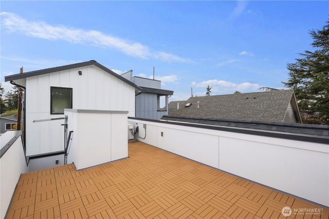516 N 102nd Street, Seattle, WA 98133
