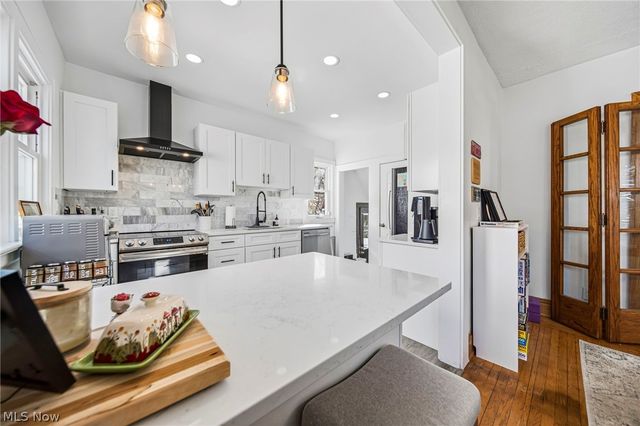 2077 Richland Avenue, Lakewood, OH 44107