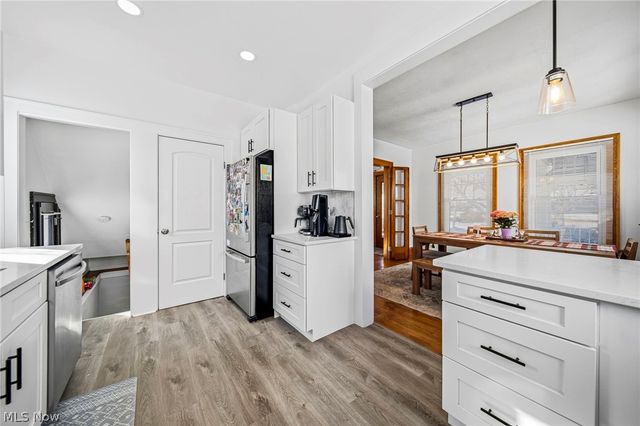 2077 Richland Avenue, Lakewood, OH 44107