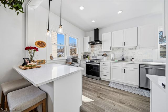 2077 Richland Avenue, Lakewood, OH 44107