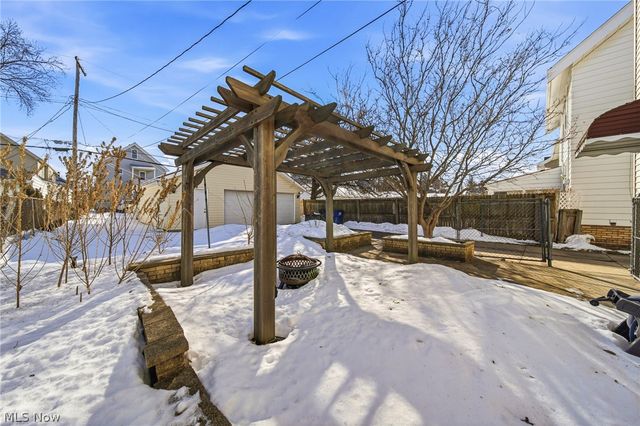 2077 Richland Avenue, Lakewood, OH 44107