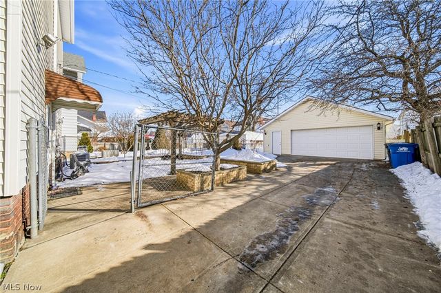 2077 Richland Avenue, Lakewood, OH 44107