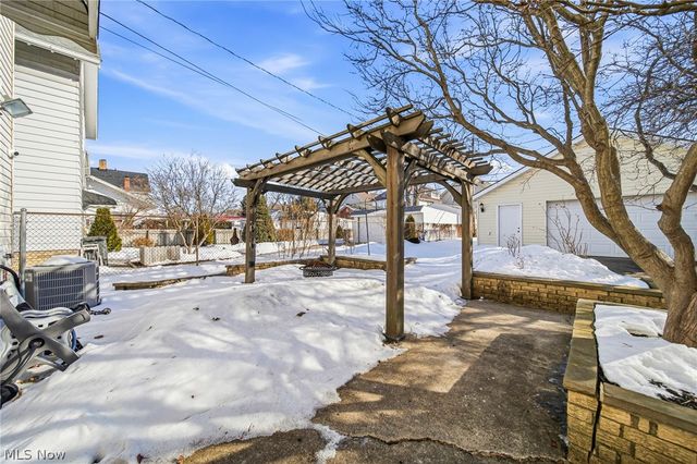 2077 Richland Avenue, Lakewood, OH 44107